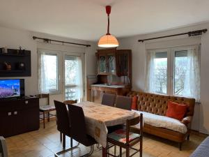 - un salon avec une table et un canapé dans l'établissement Casa vacanza Leonardo, à Chambave