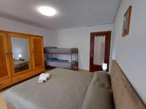 - une chambre avec un grand lit et des lits superposés dans l'établissement Casa vacanza Leonardo, à Chambave