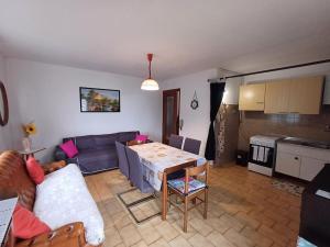 - un salon avec un canapé et une table dans l'établissement Casa vacanza Leonardo, à Chambave