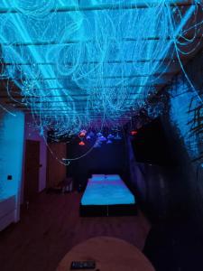 Pokój z niebieskimi światłami na suficie w obiekcie Jacuzzi Katowice - Avatar w mieście Katowice