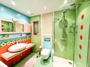 e bagno con lavandino, servizi igienici e doccia. di Blue Bay Villa a Volos