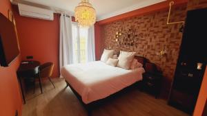 1 dormitorio con cama y pared de ladrillo en La Caravelle, en Aix-en-Provence