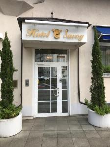 une entrée d'entrée à l'hôtel avec un panneau au-dessus de la porte dans l'établissement Self-Service by Hotel Savoy Hannover, à Hanovre