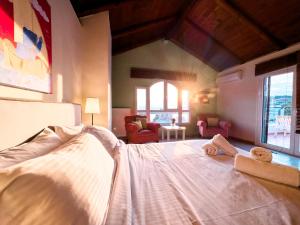 una camera da letto con un letto e due asciugamani di Blue Bay Villa a Volos