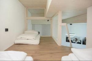 Habitación con 2 camas y ventana. en Sweet Rooms, en Bubesheim