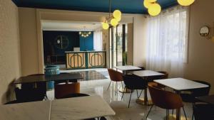een restaurant met tafels en stoelen in een kamer bij La Caravelle in Aix-en-Provence