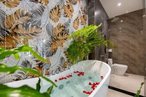 Phòng tắm tại OSAKA HOMESTAY - Villa Hồ Bơi Mới - 5 Phòng Gần Biển