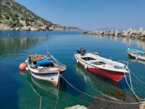 due barche sono ormeggiate in un bacino d'acqua di Lydia Mare ad Agios Kirykos