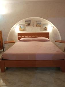 a bedroom with a bed with an arch above it at L'amuri du mare in Trapani