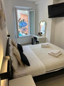 een slaapkamer met een groot bed en een groot raam bij Affittacamere Sull'Arco in Monterosso al Mare