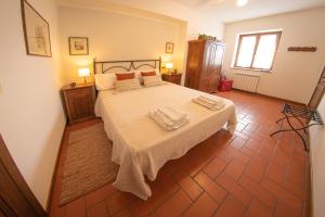 a bedroom with a bed with two towels on it at Agriturismo Parzalla in Ficulle
