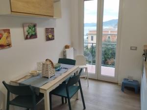 a dining room with a table and chairs and a window at 50 passi dal mare in Sestri Levante