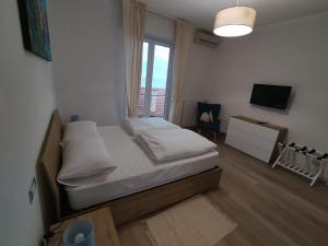 - une petite chambre avec un lit et une télévision dans l'établissement 50 passi dal mare, à Sestri Levante
