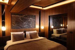 Tempat tidur dalam kamar di Hotel Macedonia Square