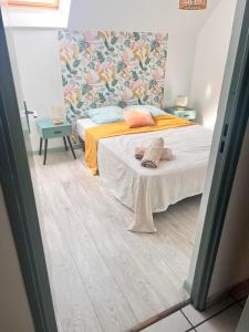 sypialnia z łóżkiem z pomarańczowym kocem w obiekcie Duplex Ophélie w mieście Saint-Denis