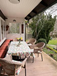 um pátio com uma mesa e cadeiras num alpendre em Ferienhaus - Zum Findling - em Braunlage