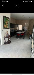 una cucina e una sala da pranzo con tavolo e sedie di Casa en el centro a Aguascalientes