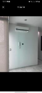 - une porte blanche dans une pièce avec un miroir dans l'établissement Casa en el centro, à Aguascalientes