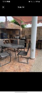 patio con tavolo, sedie e ombrellone di Casa en el centro a Aguascalientes