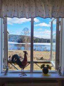 uma janela com vista para um lago em Embracing nature's Swedish house em Ludvika