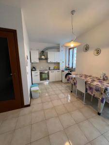 une cuisine avec une table et une salle à manger dans l'établissement Rooms Pineta, à Vérone