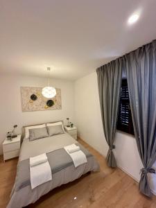 um quarto com uma cama grande e cortinas azuis em House Varoš em Zadar