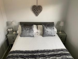 um quarto com uma cama com um coração na parede em Chalet 12a em Seaton