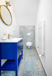 y baño con lavabo azul y aseo. en Lux Constance Cottage, en Tylmanowa