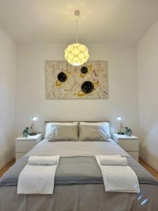 um quarto com uma cama grande e um pendente em House Varoš em Zadar