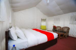 1 dormitorio con 1 cama en una tienda de campaña en Nubra Escapes, en Hundar