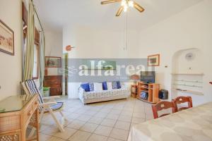 - un salon avec un canapé et une table dans l'établissement Rosmarino, a 150 metri dal mare, à Castiglione della Pescaia