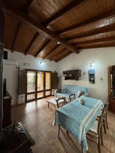 uma sala de estar com uma mesa e um sofá em L'Uliveto HOLIDAY HOUSE -Casa Vacanze Indipendente- em Muravera