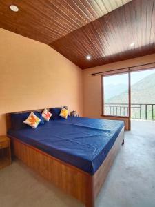 Una cama o camas en una habitación de H .R. MOUNT VIEW HOMESTAY.