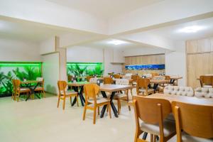 uma sala de jantar com mesas, cadeiras e aquários em GÜL RESİDENCE em Zeytinkoy