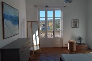 een kamer met een deur en uitzicht op een gebouw bij Villa Luigia in Leggiuno