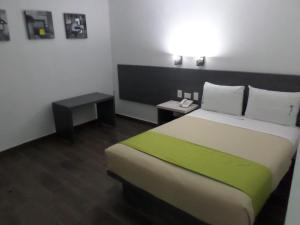 Postel nebo postele na pokoji v ubytování Global Express Hotel Escarcega