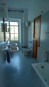 een badkamer met 3 wastafels en 2 toiletten bij Villa Luigia in Leggiuno