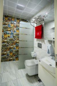 uma casa de banho com um WC e um lavatório em GÜL RESİDENCE em Zeytinkoy