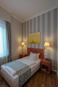 una camera d'albergo con un letto e due comodini di Self-Service by Hotel Savoy Hannover ad Hannover