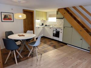 cocina con mesa y sillas en una habitación en Doppelstöckige Familienwohnung in Ftan im Unterengadin, en Ftan