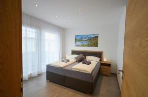 una camera con un letto e una grande finestra di Apartment Lina & Lejs a Gröbming