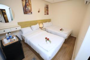 Un pat sau paturi într-o cameră la Pyramids heart view hotel