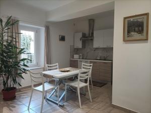 - une cuisine avec une table et des chaises dans la chambre dans l'établissement Casa Adelina - Appartamento Pallanza centro, à Verbania