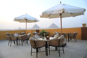 Un patio sau altă zonă în aer liber la Pyramids heart view hotel