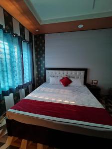 En eller flere senge i et værelse på Hotel Om Shivay Raebareli
