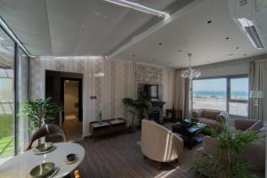 een woonkamer met een bank en een tafel bij Orient Jewel in Al Khobar