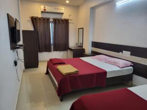 מיטה או מיטות בחדר ב-Suja Krishna residency