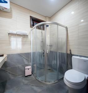 ダナンにあるHoang Linh Riverside Hotel Danangのバスルーム(ガラス張りのシャワー、トイレ付)