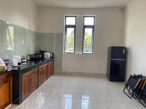 Kuchyň nebo kuchyňský kout v ubytování Happy House An Thới PQ