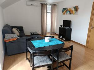 ein Wohnzimmer mit einem Tisch und einem Sofa in der Unterkunft Arcadas da Vila in Manteigas